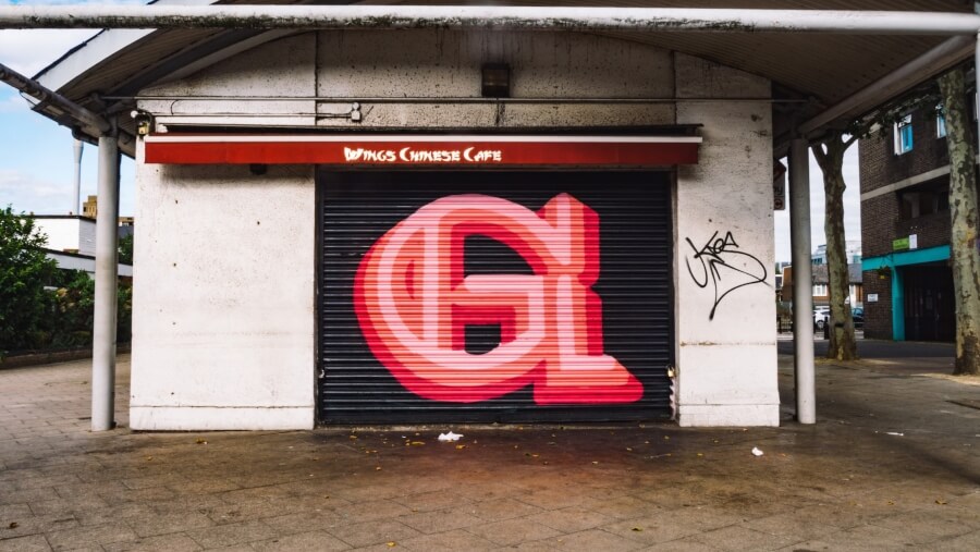 Ben Eine pinta el alfabeto en cortinas de Londres