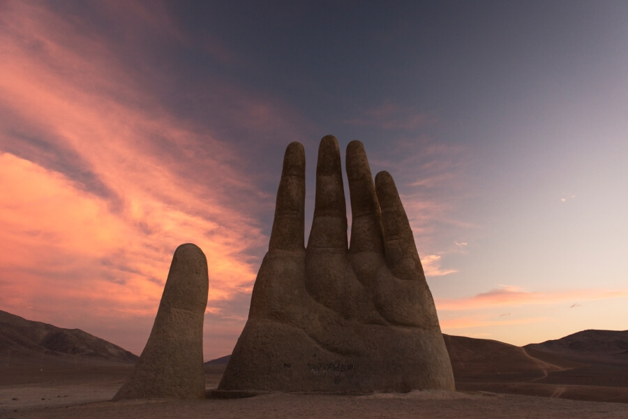 Mano del desierto, la escultura que se erige en Atacama