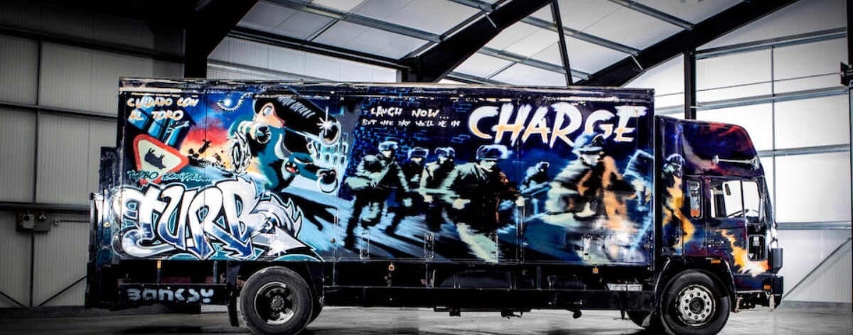 Banksy intervino un camión que será subastado