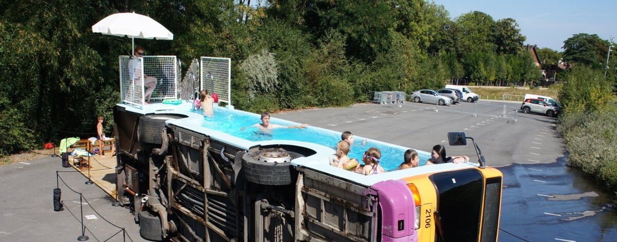 Benedetto Bufalino convierte autobús en piscina pública