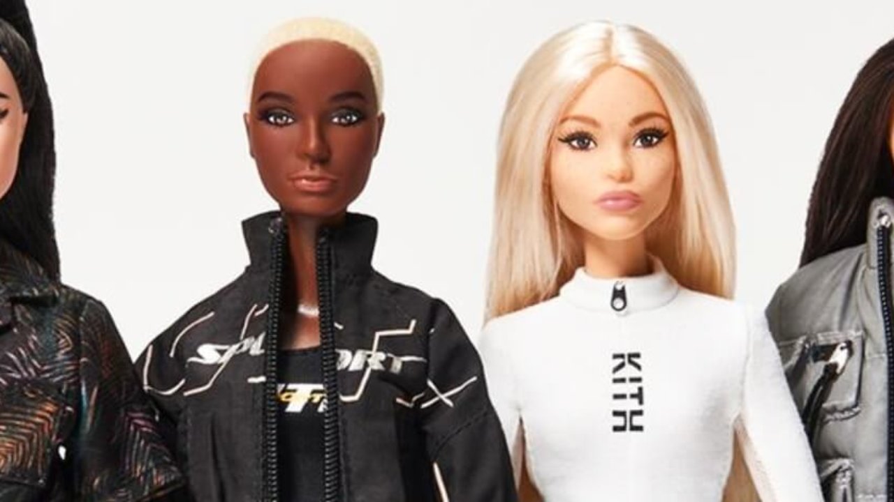 Кукла новое слово. Кукла Барби лимитированная коллекция. Барби коллаборация с брендами. Барби бренд одежды. Новые куклы.