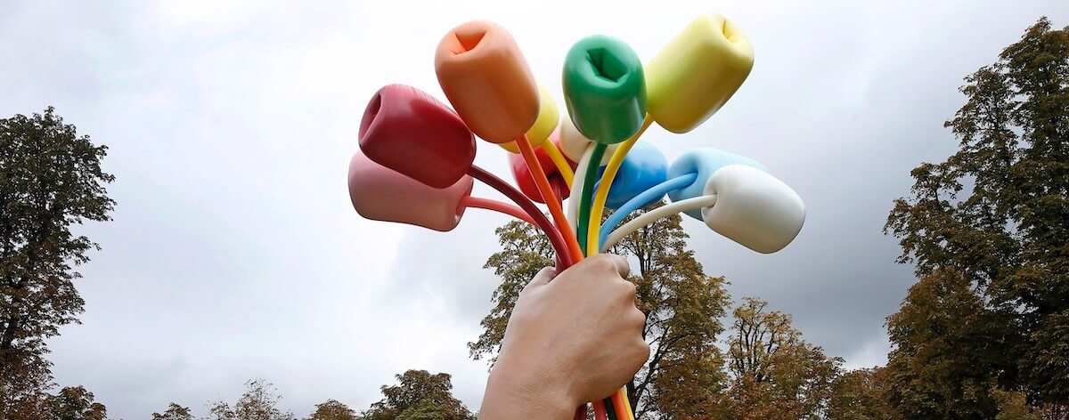 Jeff Koons inauguró controvertida escultura en París