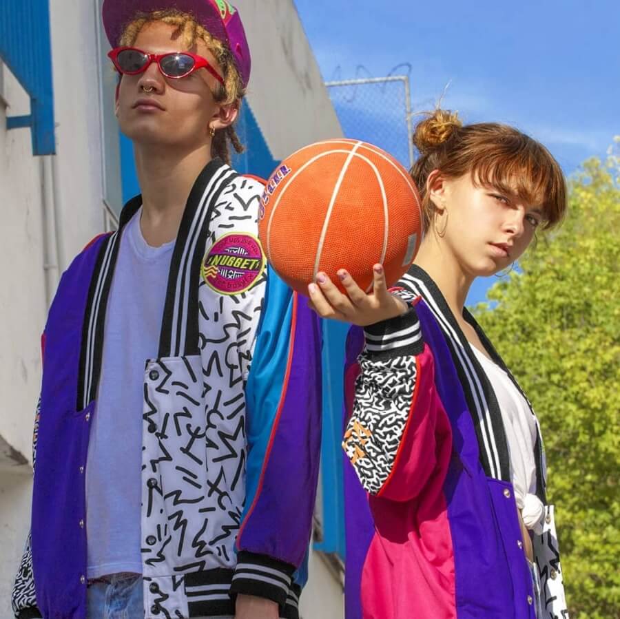 Hombre y mujer con balón de basquetbol vistiendo Nugget Land Streetwear