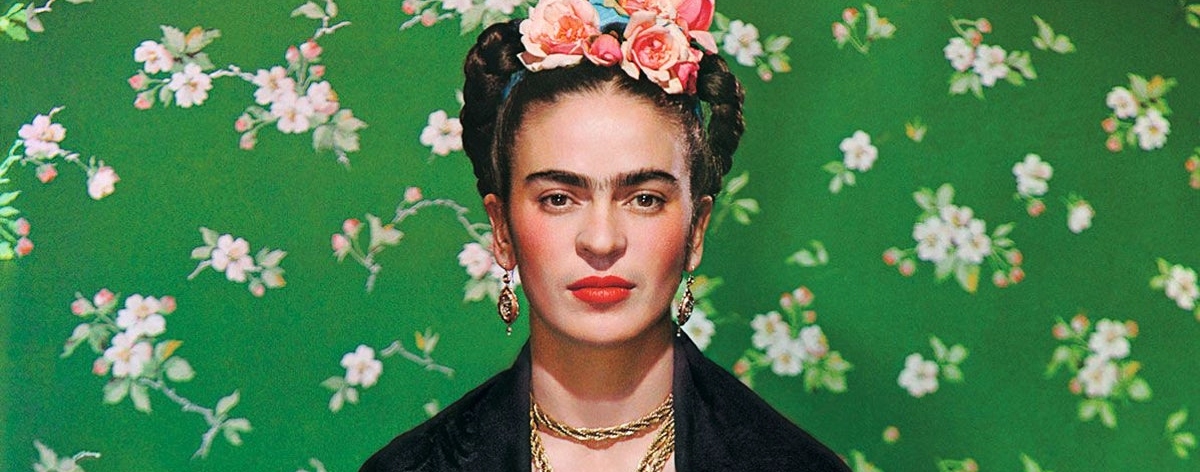 retrato de Frida Kahlo con flores en la cabeza