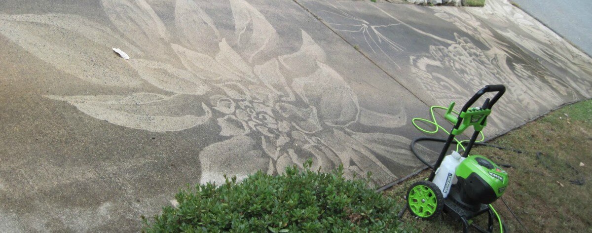 Dianna Wood y su arte creado con una lavadora sobre el asfalto