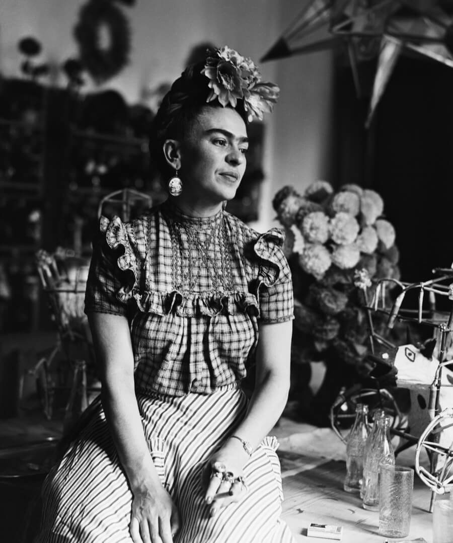 Fotografía de Frida Kahlo con flores en la cabeza en blanco y negro