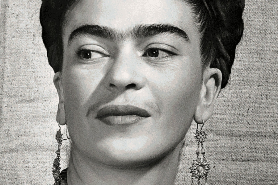 Fotografía del rostro de Frida Kahlo mirando hacia un lado en blanco y negro