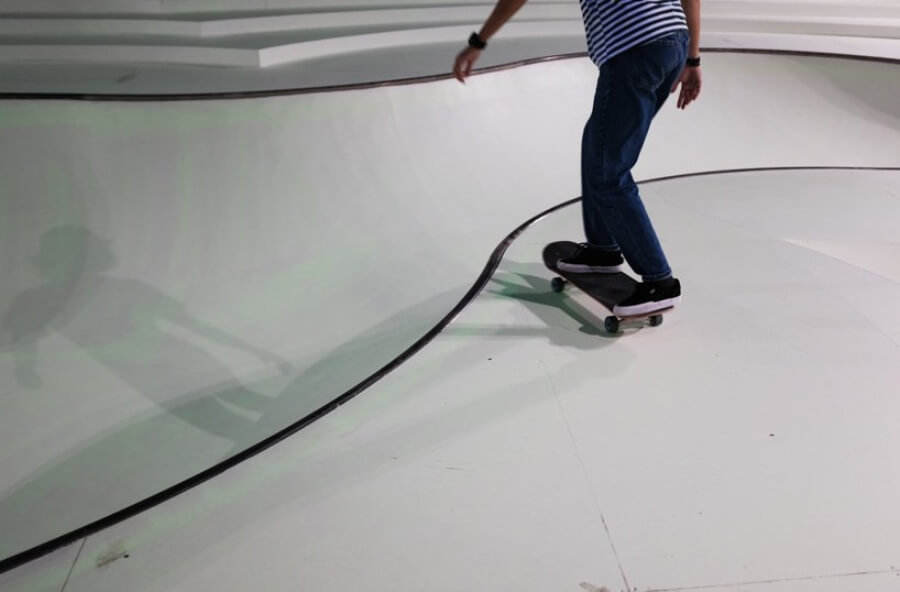 Triennale di Milano instala skatepark flouorescente