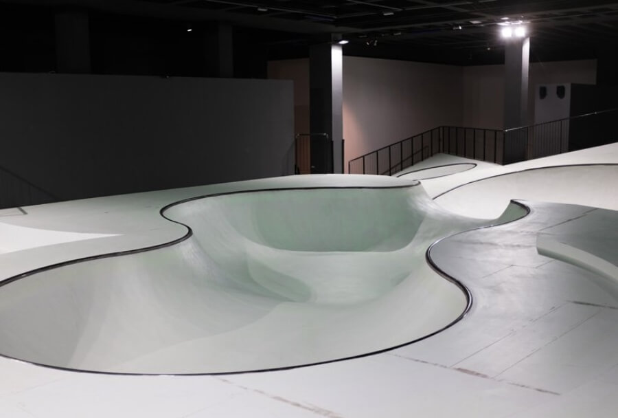 Triennale di Milano instala skatepark flouorescente