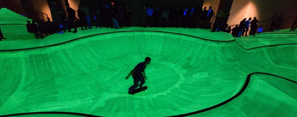Triennale di Milano instala skatepark fluorescente