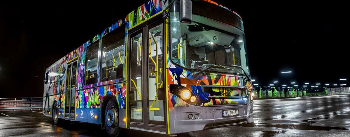 Jaune interviene autobuses en Nuart Festival