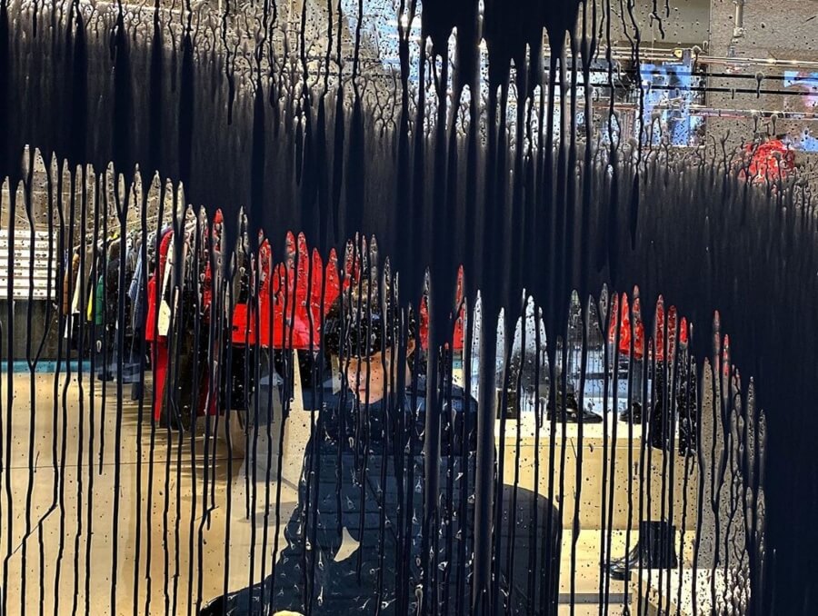 Kidult creó enorme tag en tienda de Balenciaga