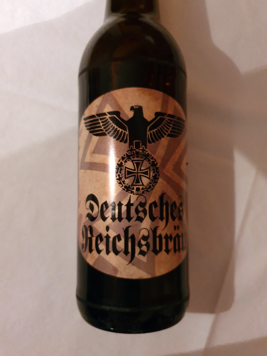Cerveza con simbología nazi se vende en Alemania