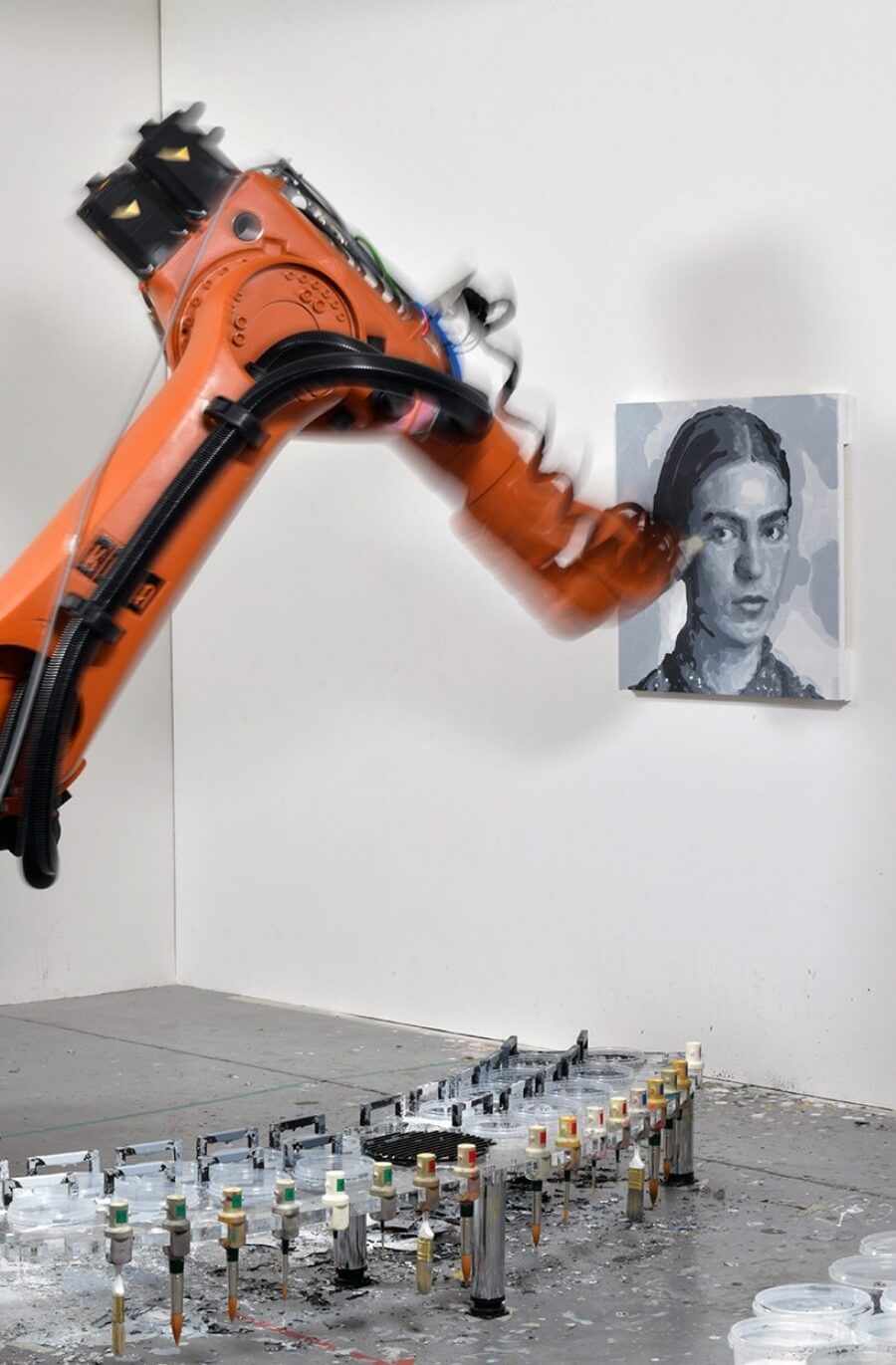 Primer brazo robot que crear arte
