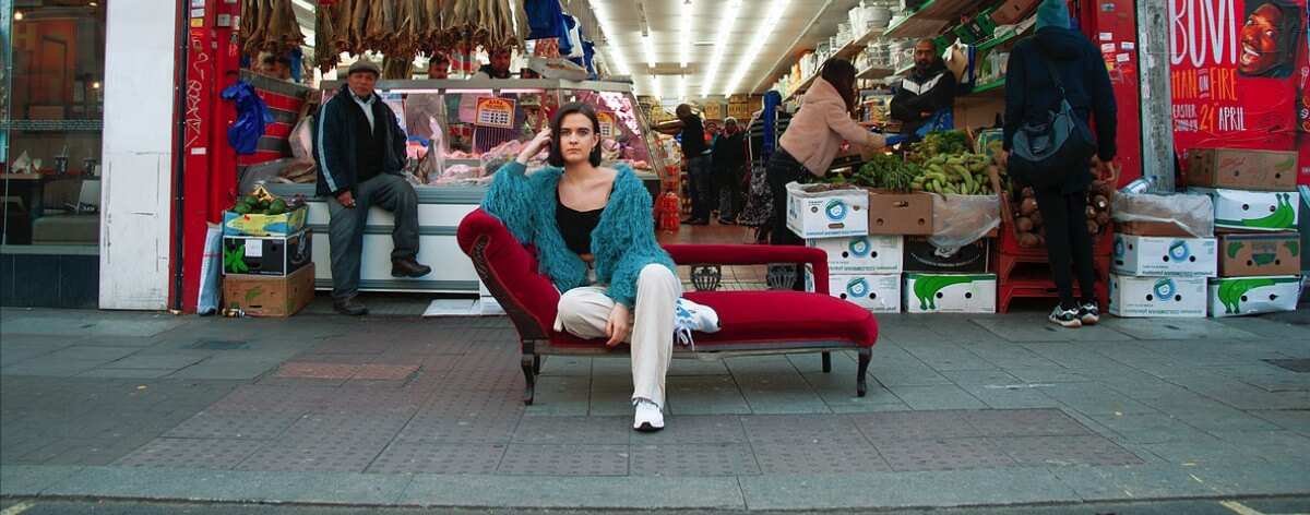 Women on Sofas, photographs out of comfort