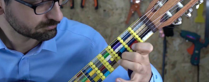 Guitarra con piezas LEGO creada por un músico turco