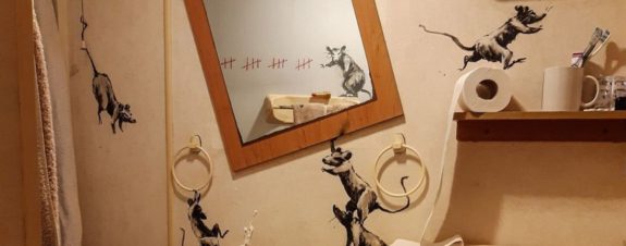 Banksy y su nueva obra «Rat Bathroom Installation» en cuarentena