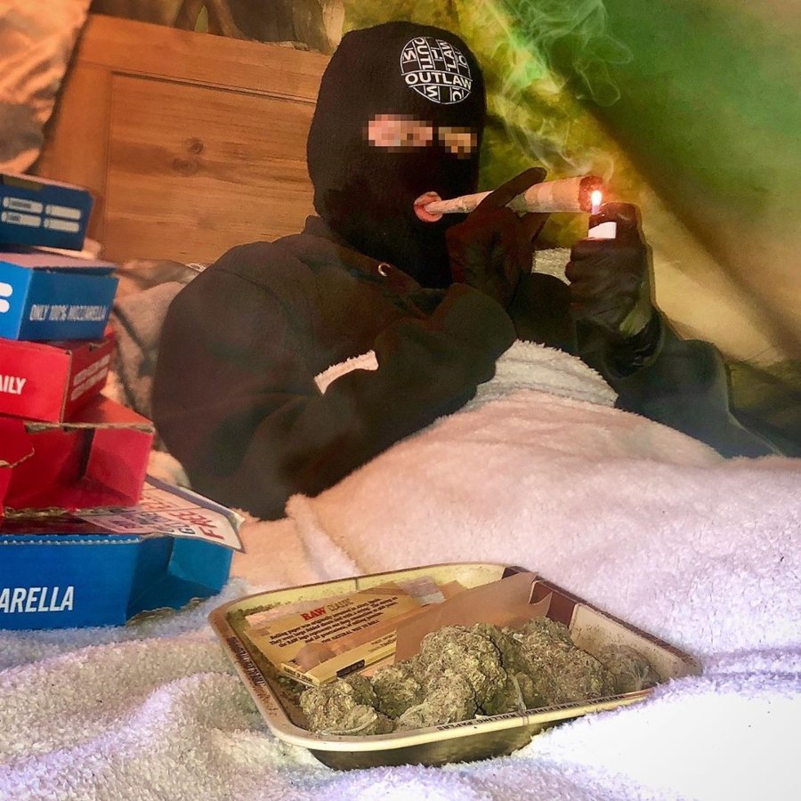 Héroe anónimo reparte cannabis y papel
