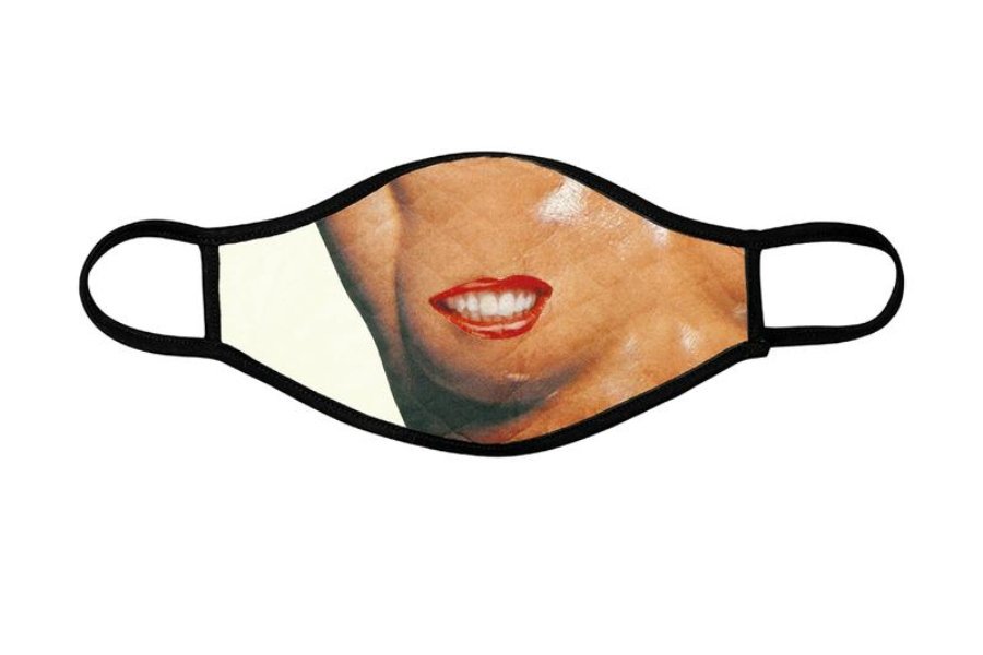 cubrebocas con figura de labios con dientes sobre un seno