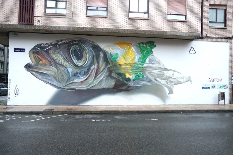 Mural hiperrealista de un pez hecho de basura por Dados Punto Cero 