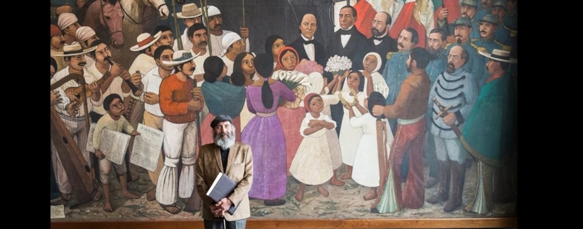 Antonio González Orozco frente a uno de sus murales