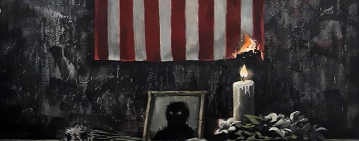 Detalle del nuevo mural de alrtista donde se muestra la bandera de E.E.U.U. en llamas