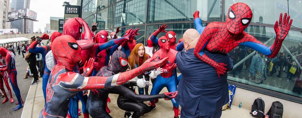 personas vestidas de Spider-Man fuera del centro de convenciones de San Diego