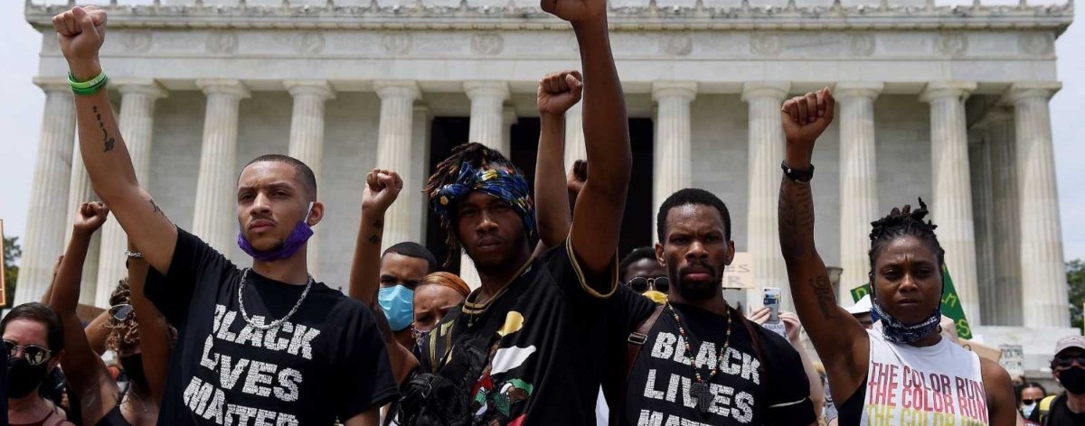 Ciudadanos afroamericanos en una protesta levantando el puño