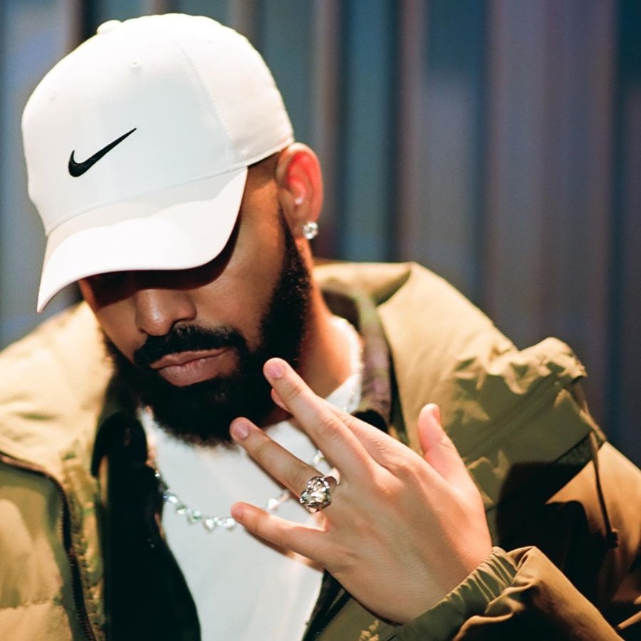 Retrato de rapero Drake posando con una gorra Nike