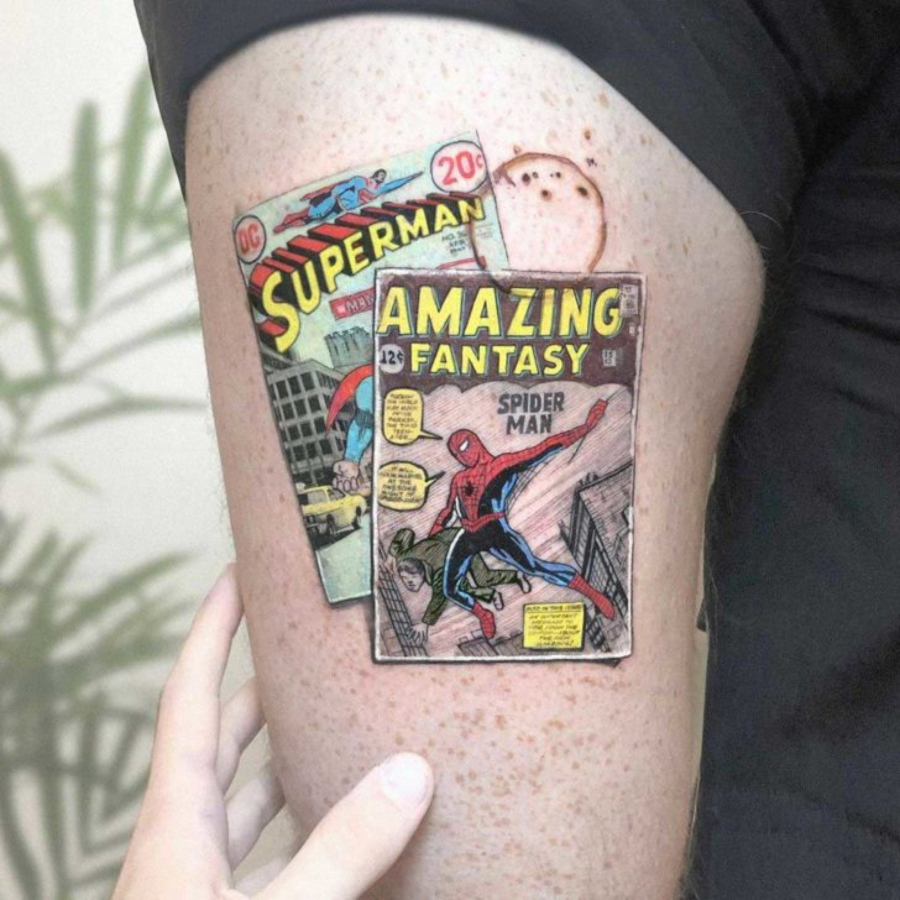 Tatuaje de portadas de cómics de spiderman realisado por Eden Kozokaro