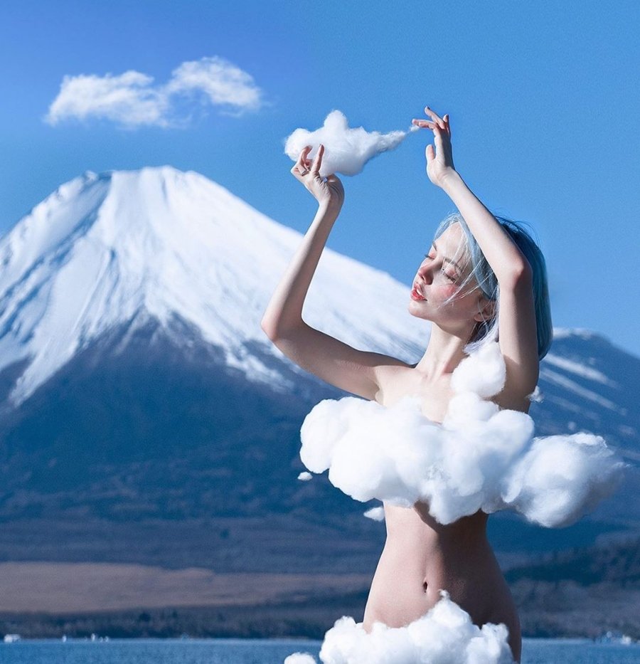Retrato de Sheidlina junto a un volcan y nubes