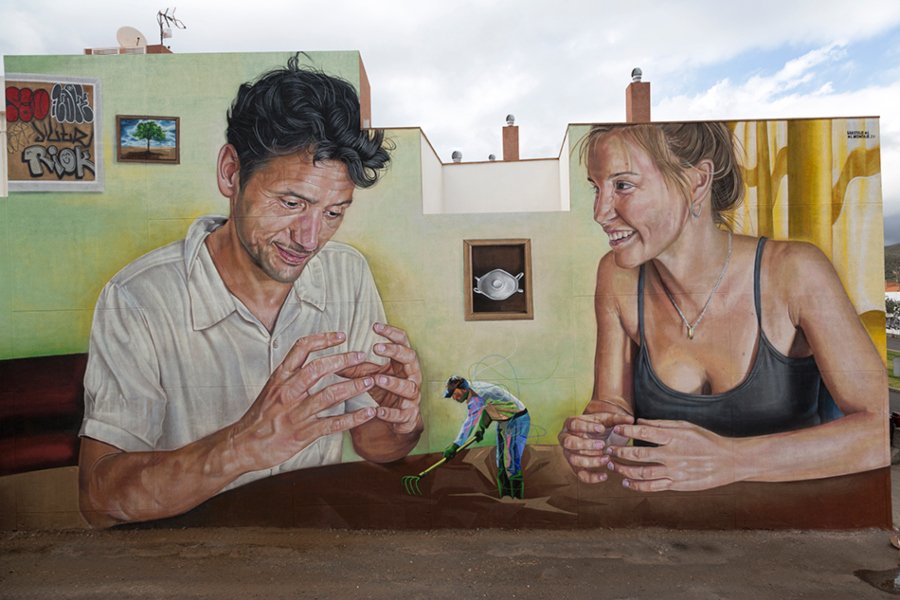 pareja apreciando  campesino, parte del mural Escenografía Alimentaria de Sabotaje al Montaje