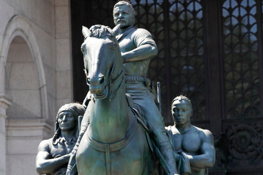 Estatua de Theodore Roosevelt en la entrada del Museo de Historia Natural de Nueva York