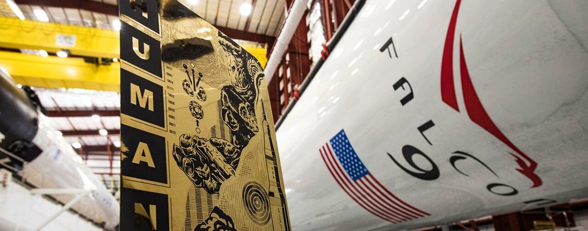 obra de Tristan Eaton frente al Falcon 9