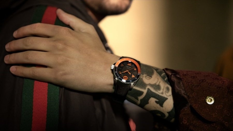 Reloj negro con naranja, colaboración especial de gucci y Fnatic