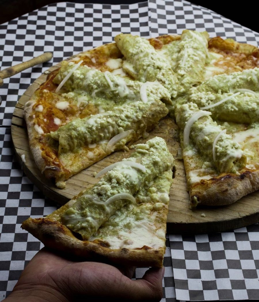Pizza de enchiladas en Vete a la Burguer