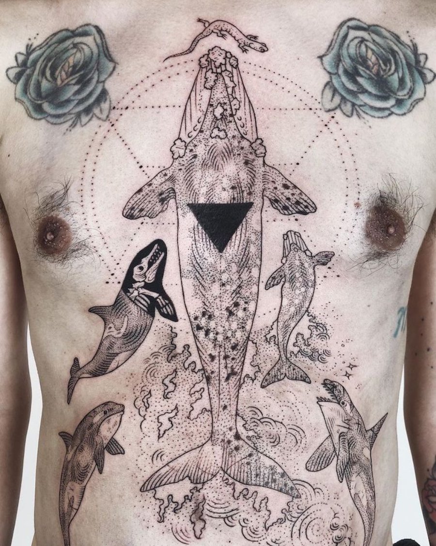 tatuaje de ballenas con figuras geométricas y alución a la muerte por Pony Reinhardt