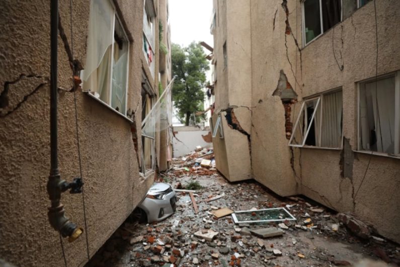 Fotografía de edificio cuarteado por el sismo del 19 de septiembre