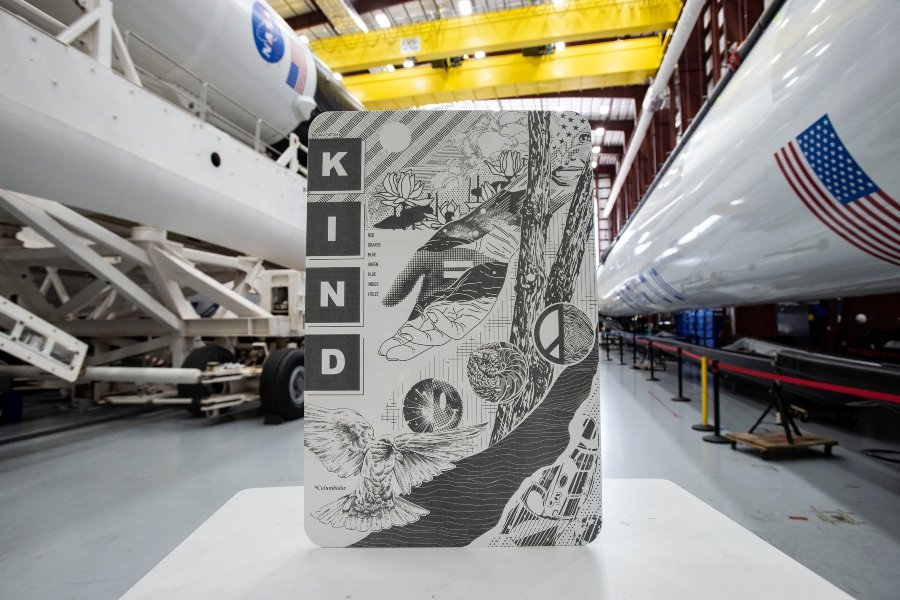 obra "Kind" de Tristan Eaton que viajó en la Crew Dragon de Space X y la NADA