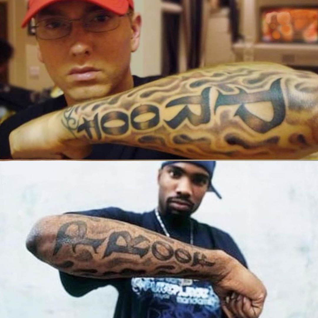 Eminem y Mr Proof mostrando su tatuaje en el brazo 