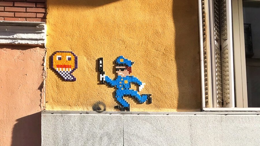 Pieza de mosaicos de Basket of Nean con la figura de un policía persiguiendo a pelota de basquetbol