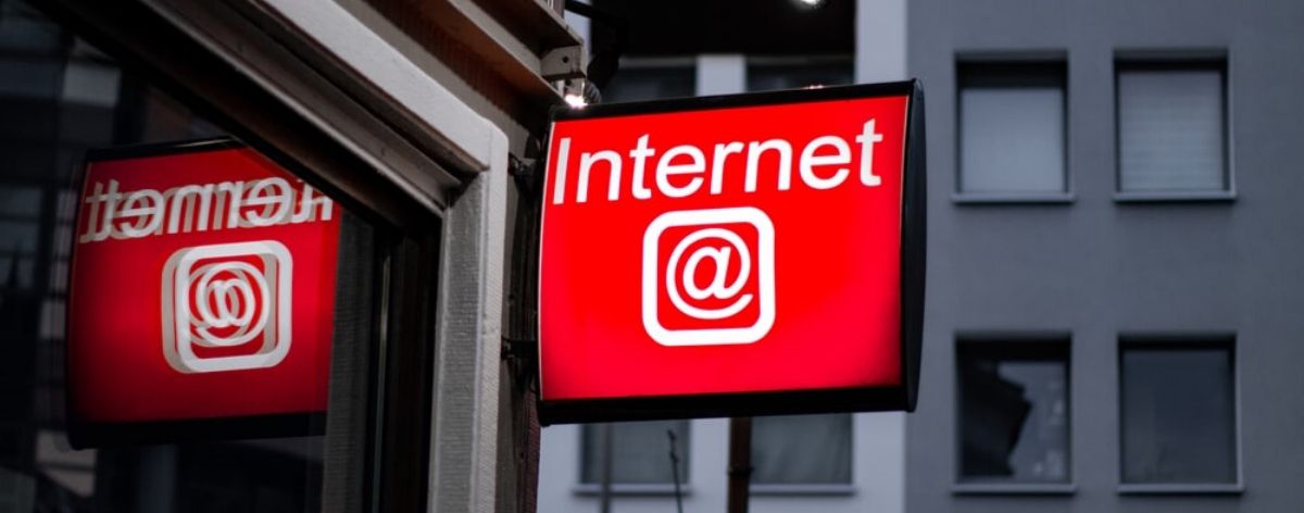 letrero iluminado color rojo con palabra "internet"