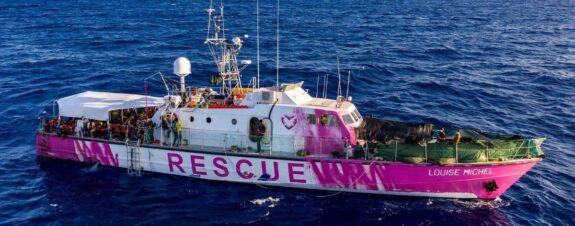 Rescatan a migrantes de barco financiando por Banksy