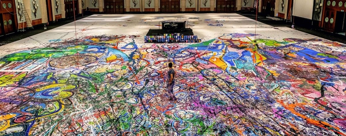 Sacha Jafri pintó el lienzo más grande de Dubai
