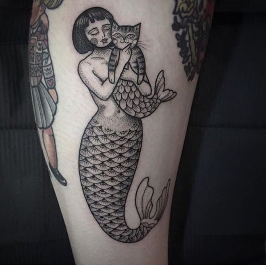 Tatuaje de sirena con gato