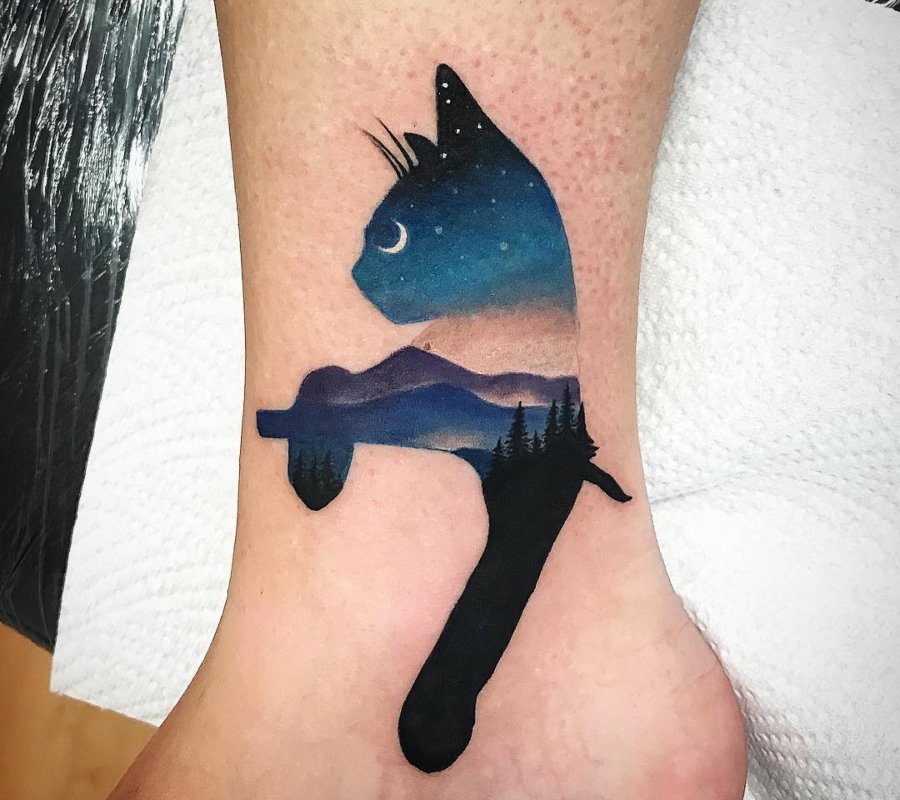 Diseño de tattoo con silueta de un "michi"
