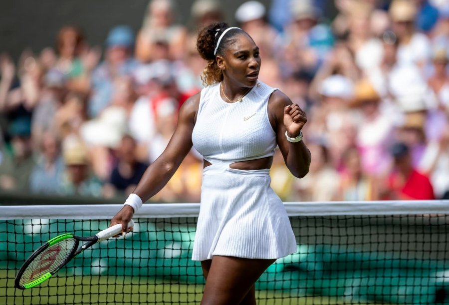 Serena Williams celebrando punto en la cancha de tenis