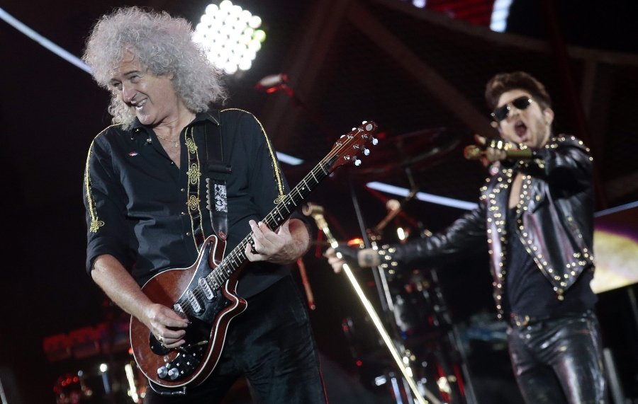 Brian May de Queen durante un concierto dela banda