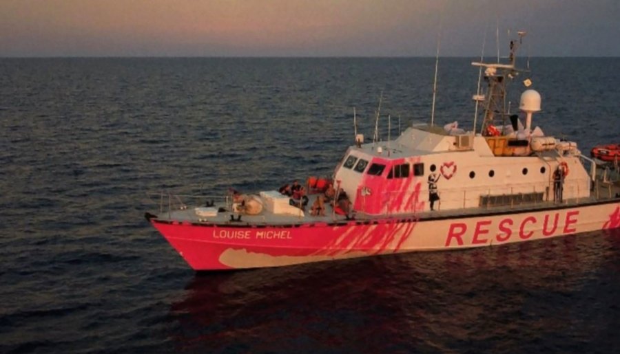 Rescatan a migrantes de barco financiado por Banksy