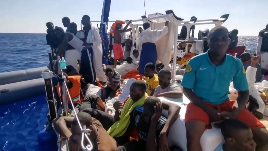 Rescatan a migrantes de barco financiado por Banksy
